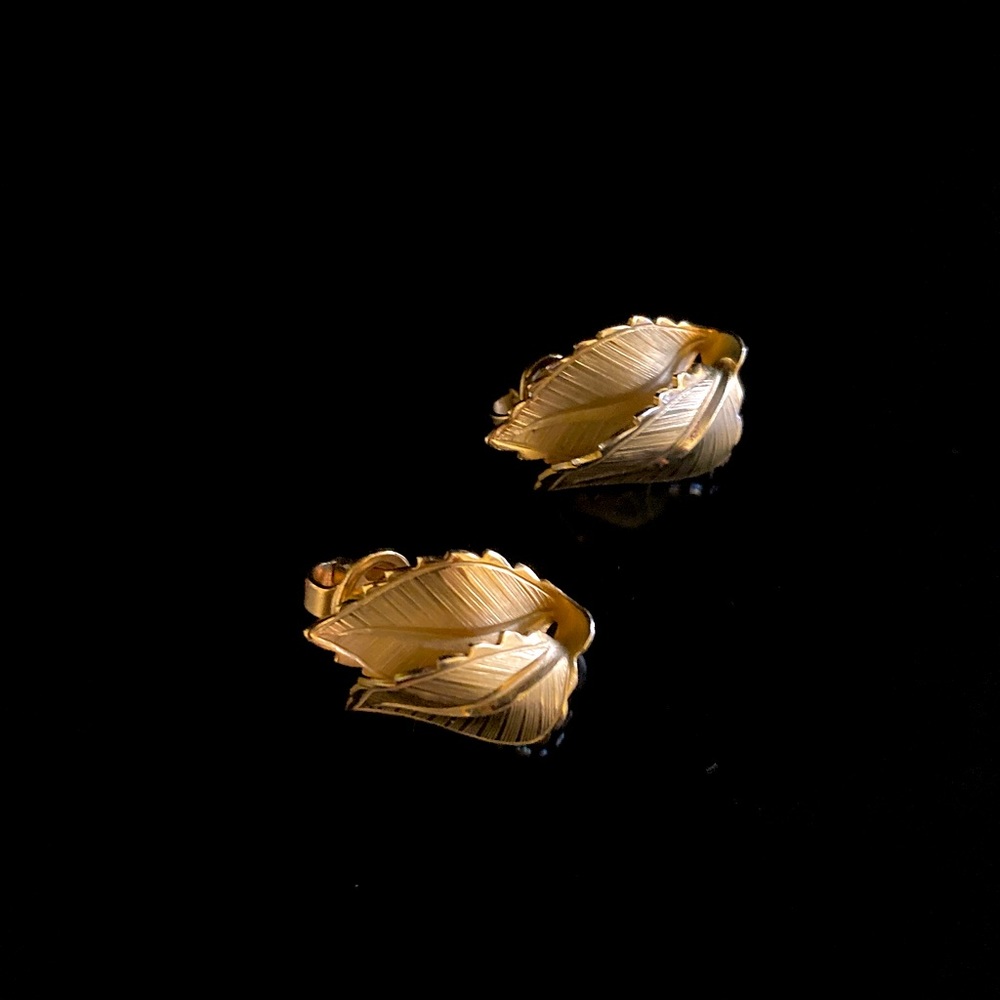 Vintage Signed Giovanni Gold Tone Clip-on Earrings